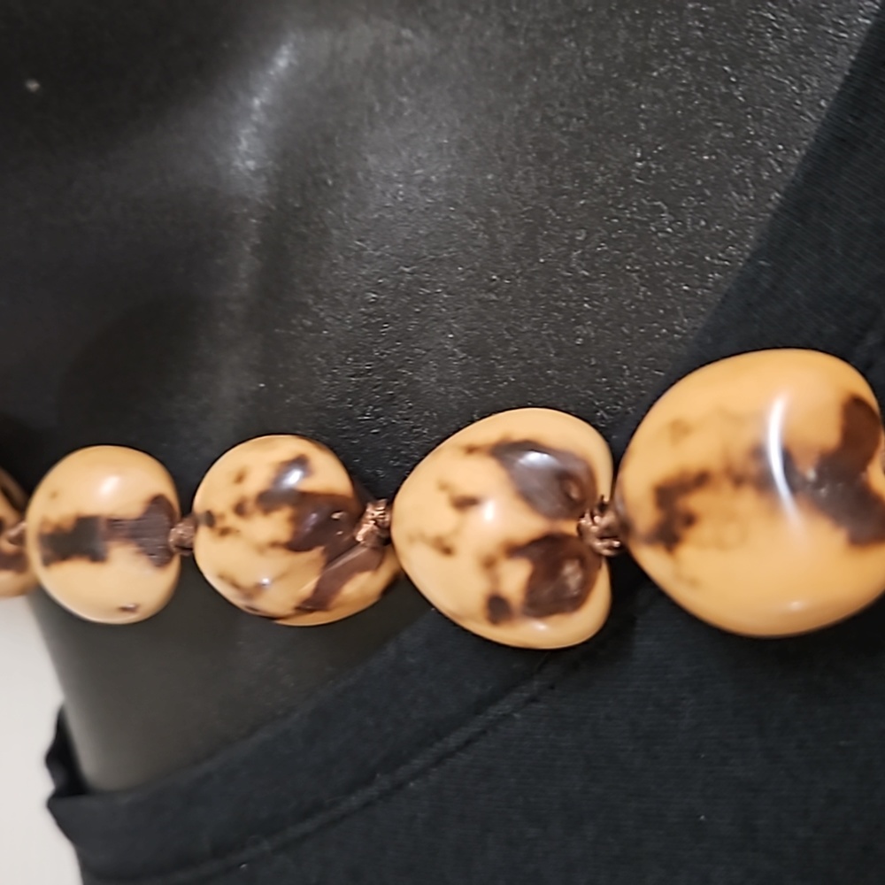 20" Tiger Kuki Nut Shell Lei with Ribbon - Necklace - Picture 3 of 5